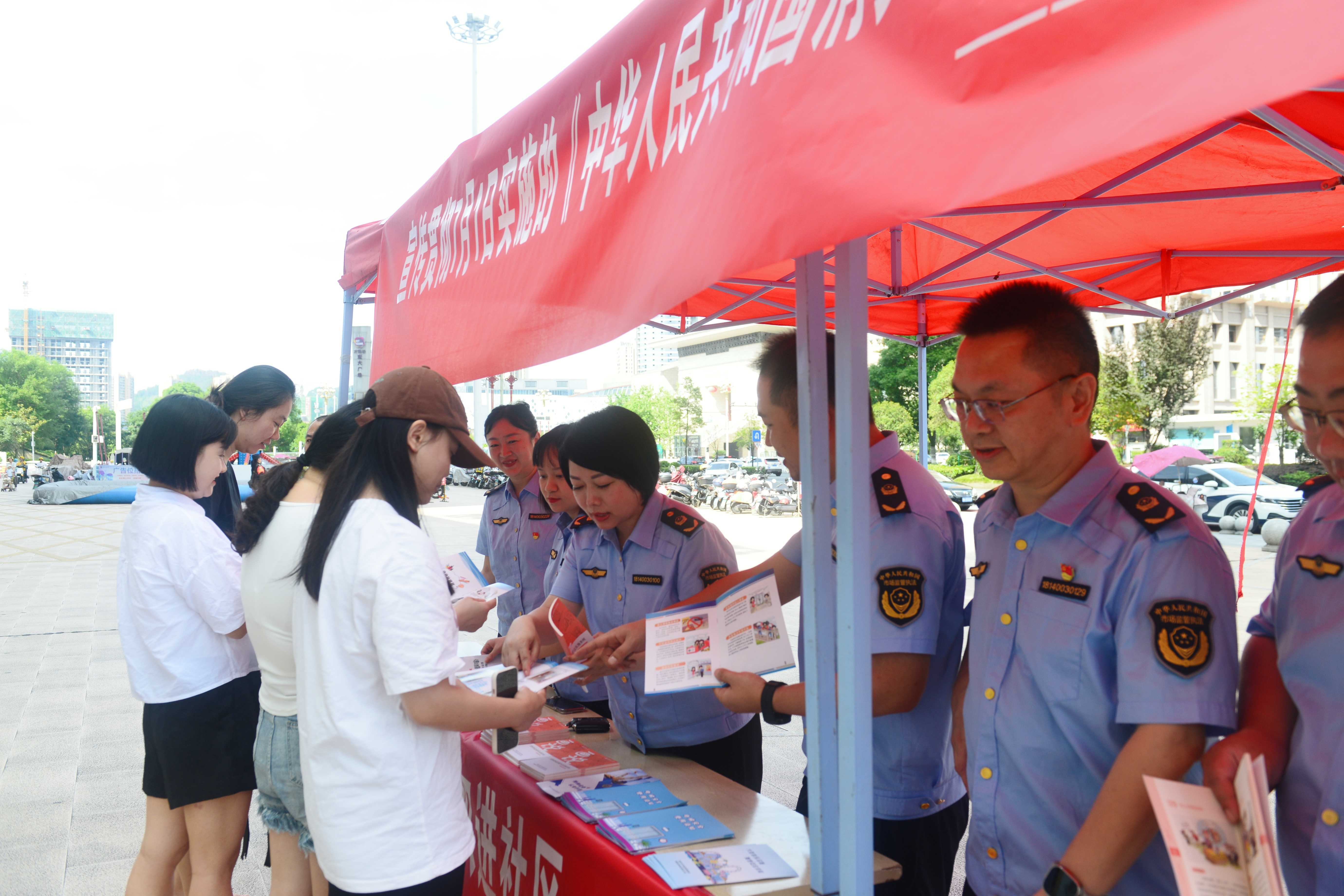 “激发消费活力我们在行动”  ——湘西州市场监管局开展政务公开主题日活动